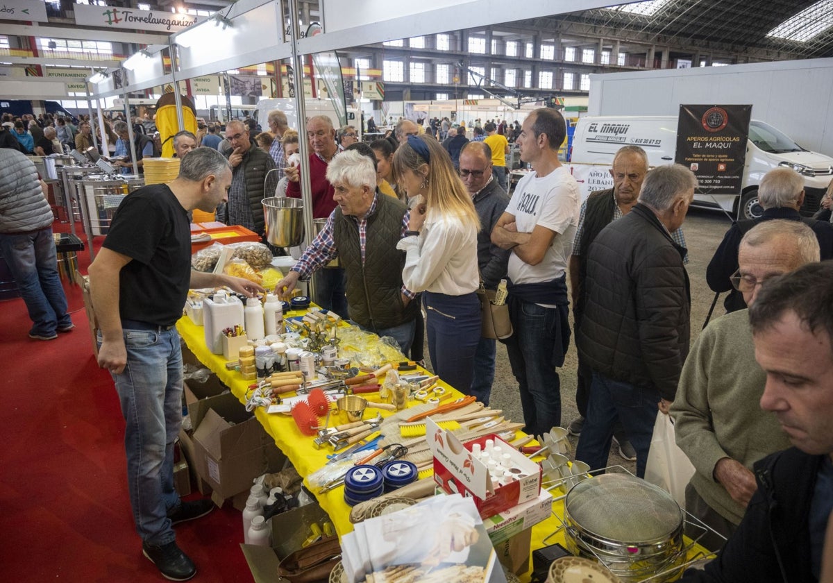 Vecinos ojean productos durante la Feria Nacional Apícola, el año pasado, en el Mercado Nacional de Ganados de Torrelavega.