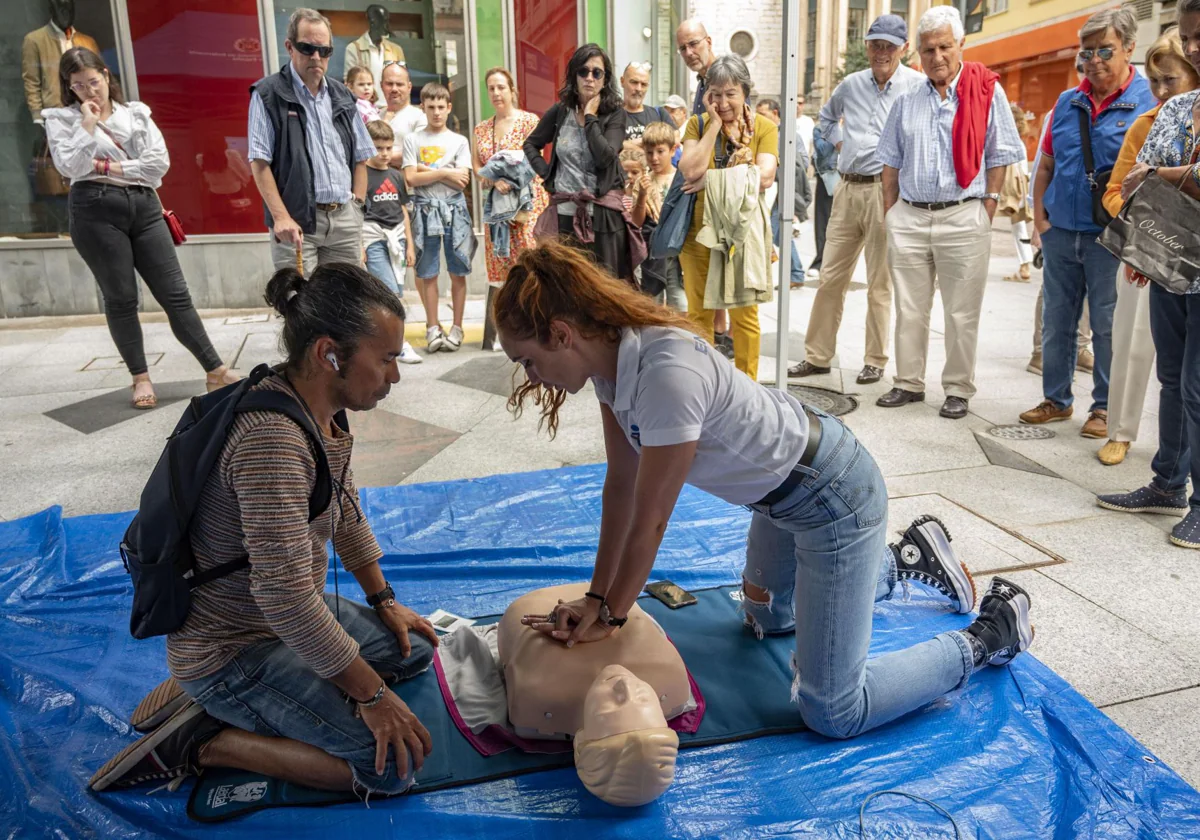 Una enfermera realiza una muestra ante la ciudadanía de una maniobra de RCP.