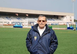Andrés Lococo Irazola en el campo de fútbol del Santoña.
