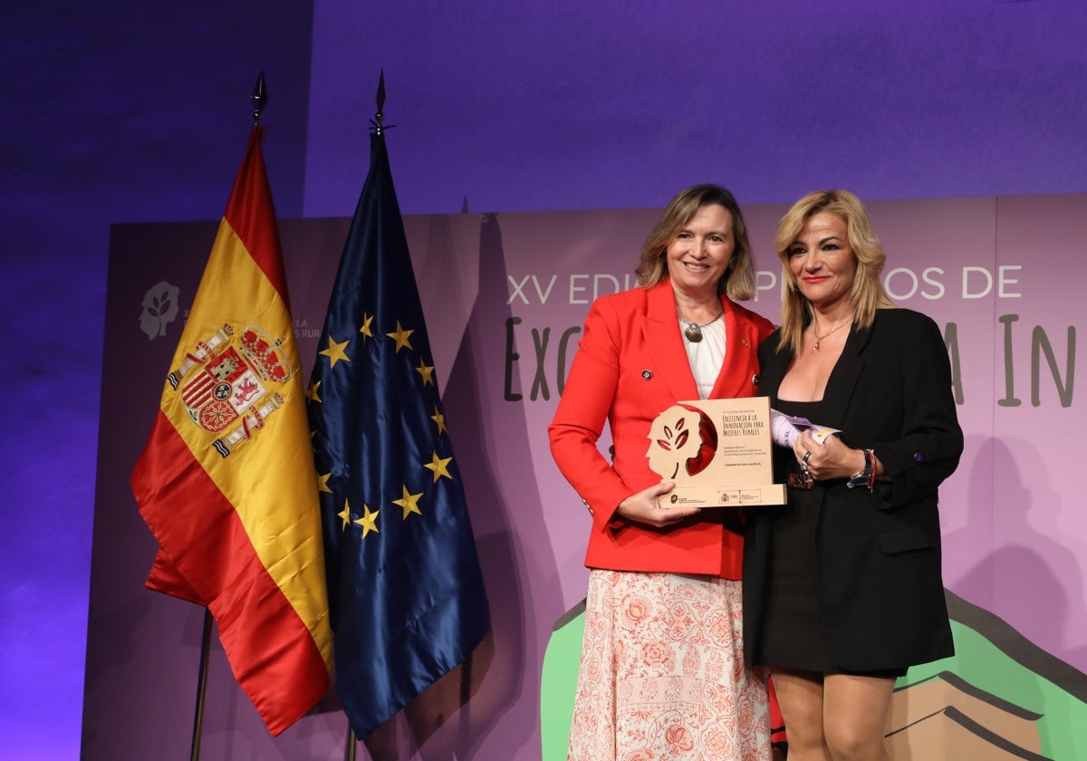 La secretaria general de Pesca, Isabel Artime, entrega el premio a Ana María Fernández.