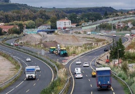 El nuevo desvío provisional de la A-67 hacia Santander, a la altura de Barreda y Rinconeda, entró ayer en servicio.