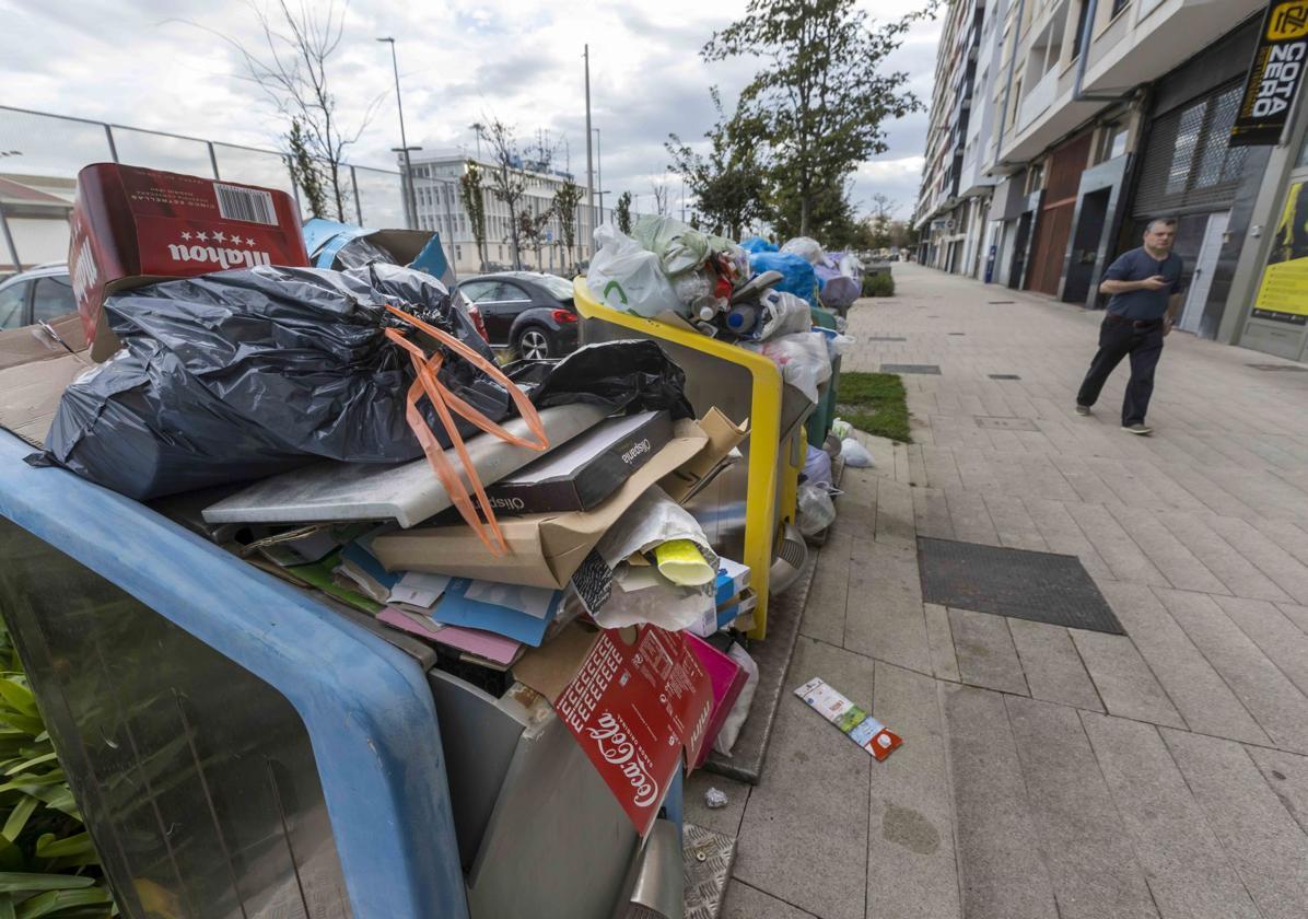 Contenedores neumáticos de la calle Antonio López, rodeados de basura acumulada