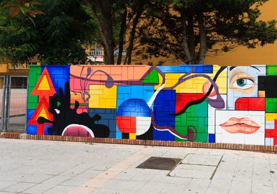 Mural en la entrada del IES Bernardino de Escalante de Laredo.