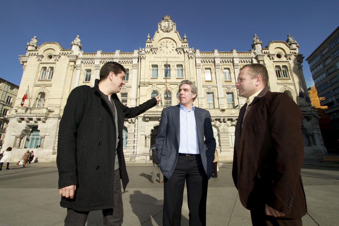 Los regionalistas Francisco Sierra, José María Fuentes-Pila y José Vicente Mediavilla en 2011 frente al Ayuntamiento.