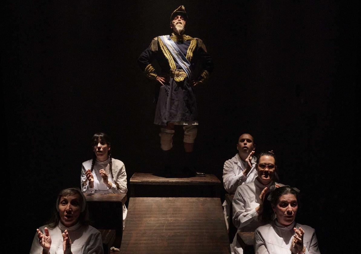 Imagen principal - En la imagen superior, representación de 'BuenosDíasSeñoritaLeila'. A la izquierda, 'A pesar de todo', pieza cómica sobre el paso del tiempo. Y, a la derecha, 'Esperando a Godot', la obra cumbre del teatro del absurdo.