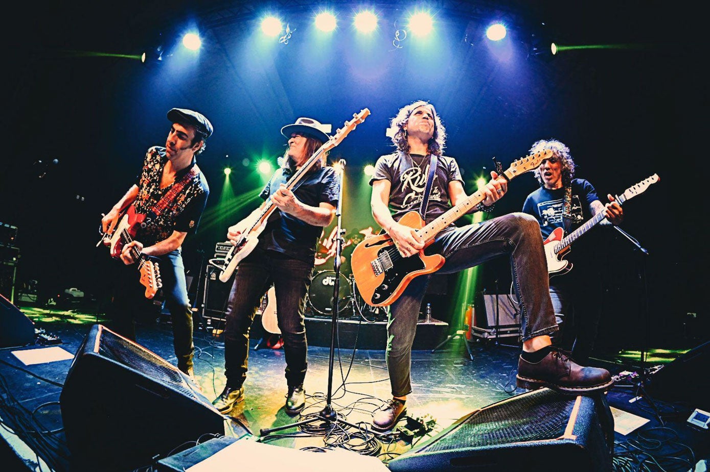 Duelo de guitarras y bajo sobre el escenario de The Roxy