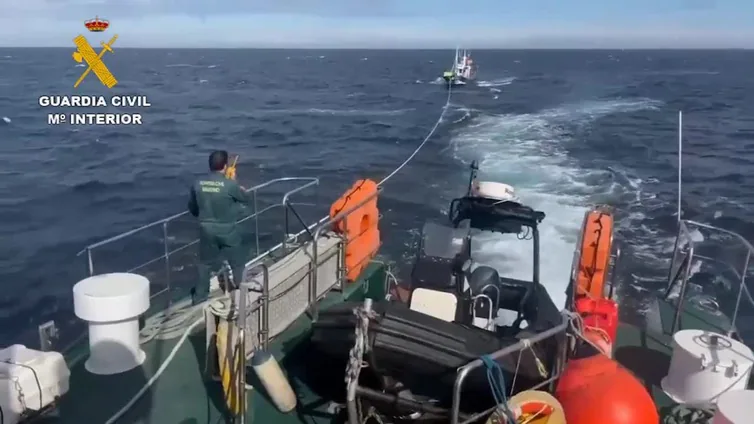 Auxilio de un barco a la deriva