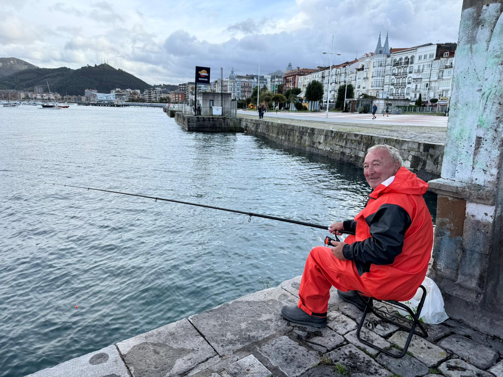 En Castro, pocos curiosos y algunos pescadores