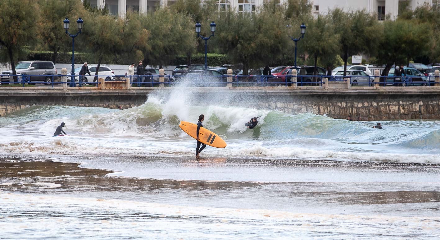 Los surfistas aprovecharon bien la fuerte marea en la Segunda de El Sardinero