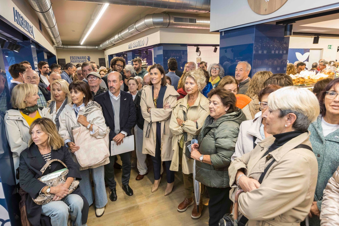 La alcaldesa, Gema Igual, junto a los dueños de los puestos en una foto de familia tras la inauguracón