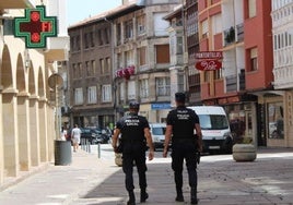 Policías locales de Reinosa, patrullan por el centro de la ciudad.