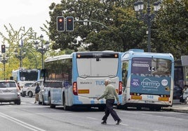 Dos autobuses municipales esperan a que el semáforo cambie de color en el centro de Santander.