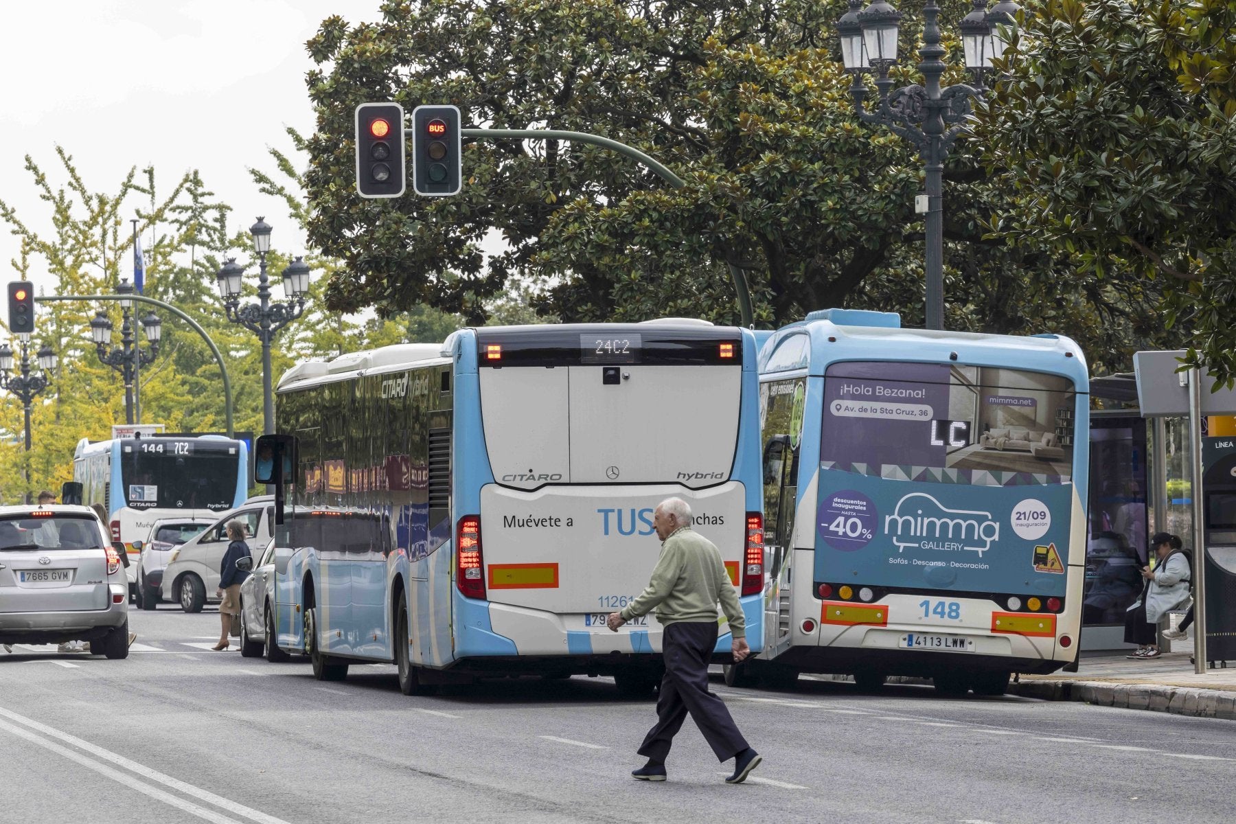 Dos autobuses municipales esperan a que el semáforo cambie de color en el centro de Santander.