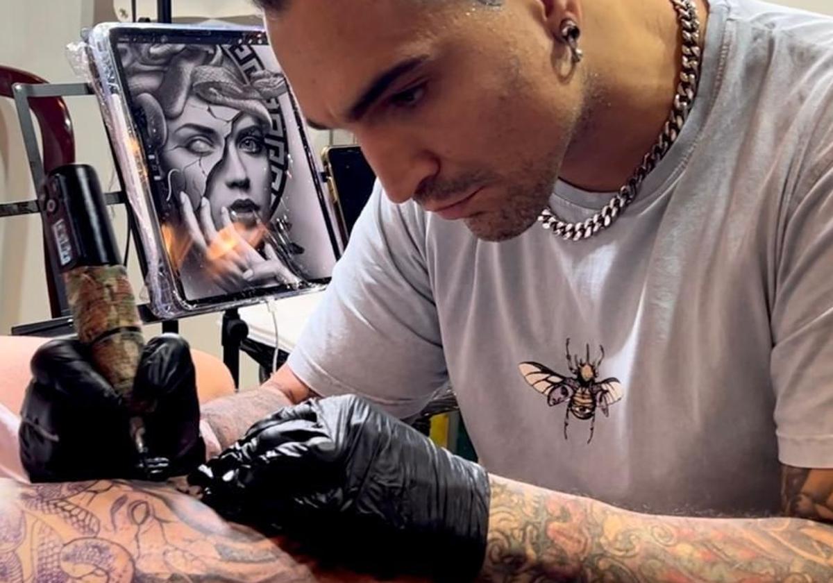 David Poncela tatúa a uno de sus clientes en el estudio 'Alma Mater Tattoo', en Santander