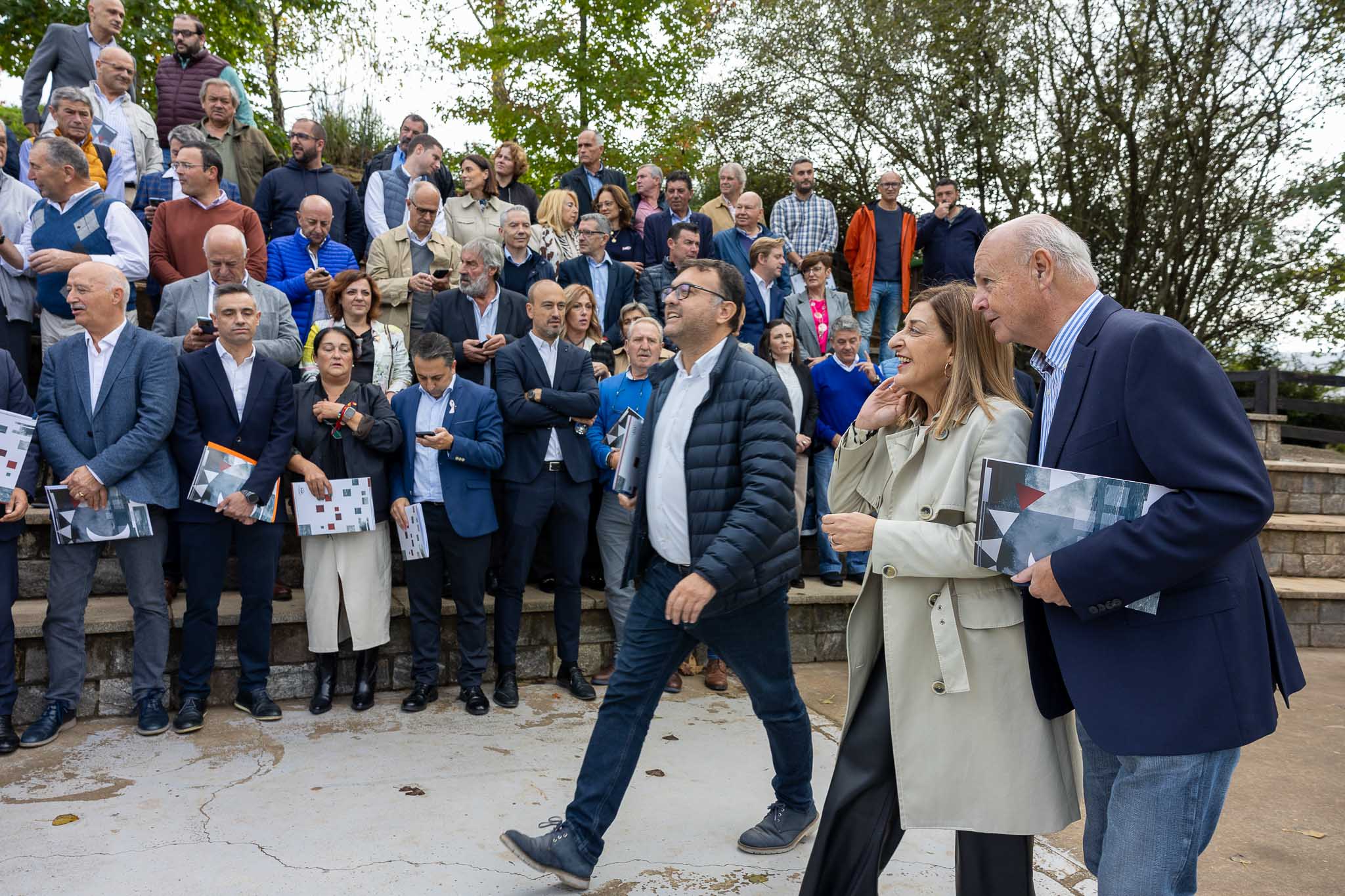 El alcalde socialista de Marina de Cudeyo acompaña a la presidenta Buruaga.