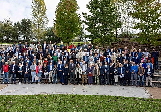 Foto de familia de los asistentes al acto