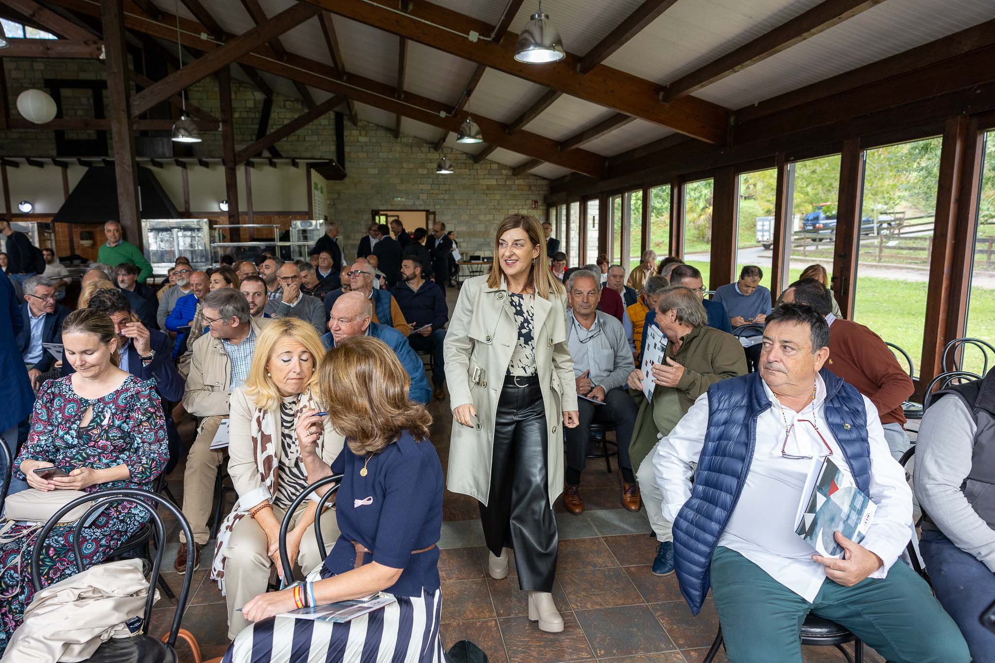 Buruaga, a su llegada a la asamblea, que tuvo lugar en una de las cafeterías de Cabárceno