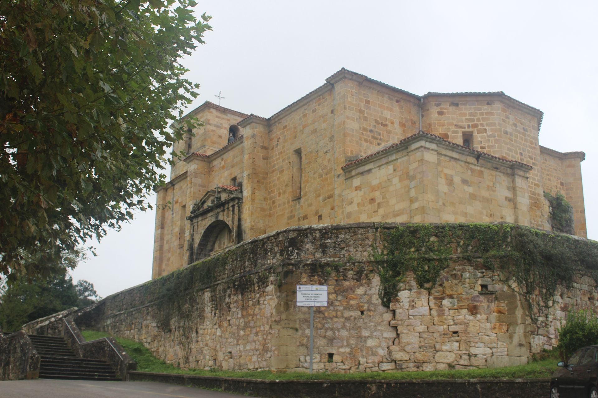 Iglesia de San Pedro Advíncula de Liérganes que data de principios del siglo XVII y es un Bien de Interés Cultural protegido.