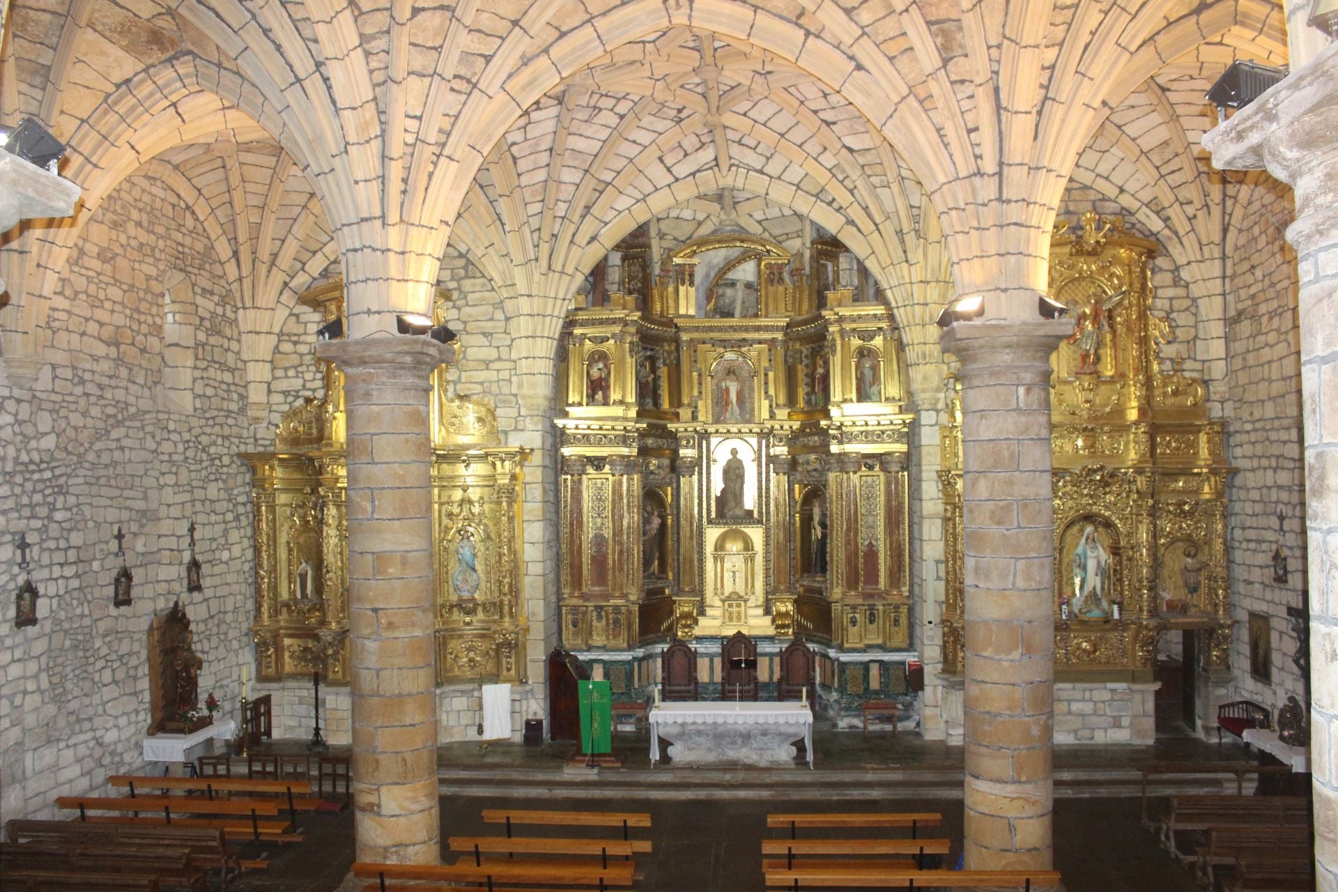 Imagen general del templo con advocación a San Pedro Advíncula, que muestra el impresionante retablo artístico ahora dañado y que amenaza con desplomarse. 