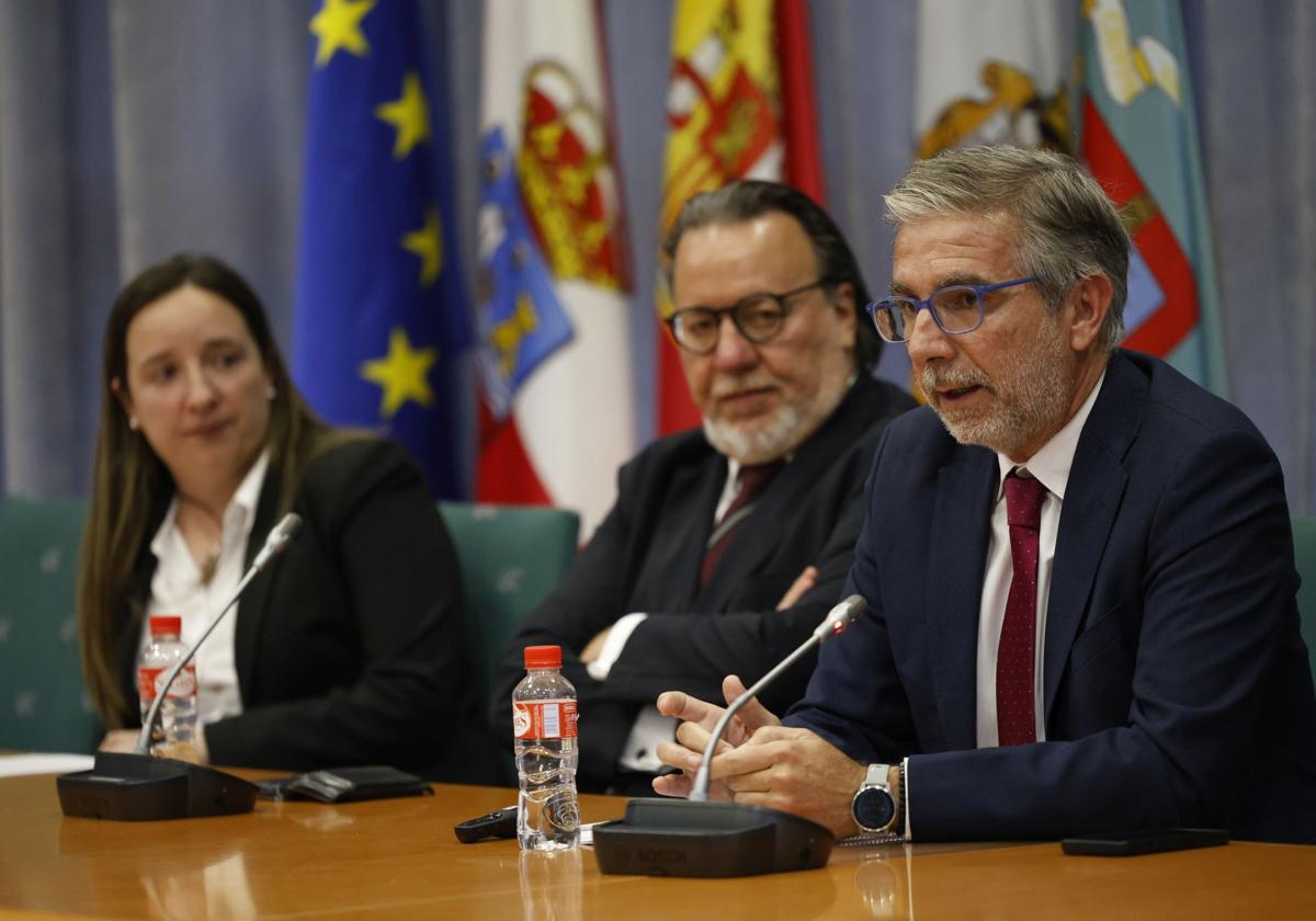 César Díaz, durante la charla magistral que ofreció en el máster que dirige Pablo Coto, a su lado.