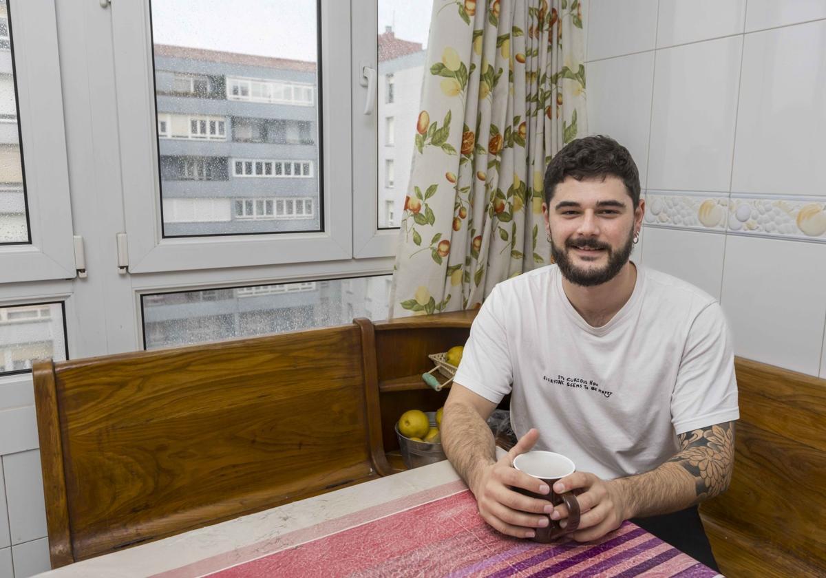 Marc se toma un café en la cocina del piso que comparte.