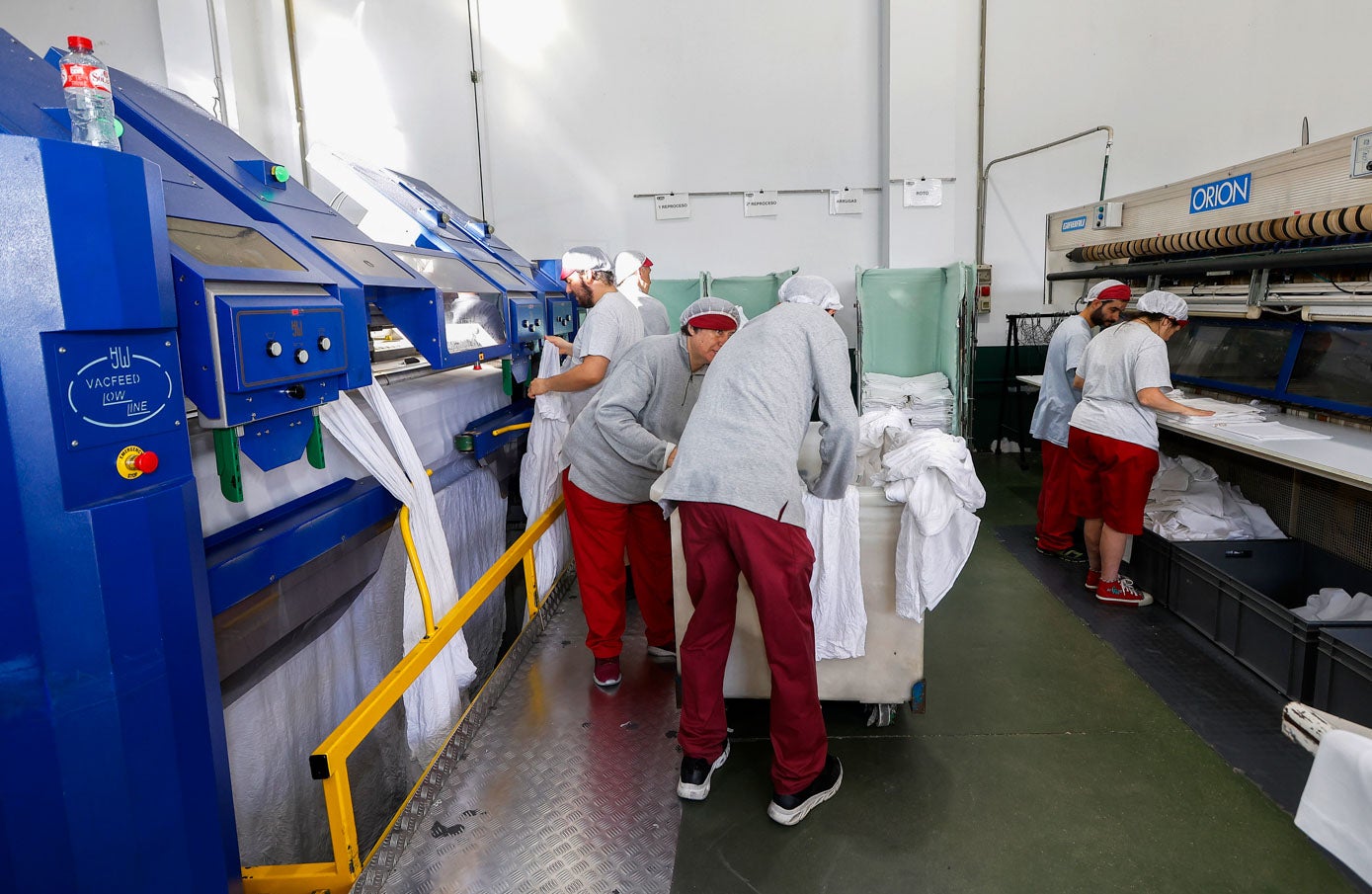 En el taller de lavandería del Centro Horizon trabajan cerca de cincuenta personas en total. 