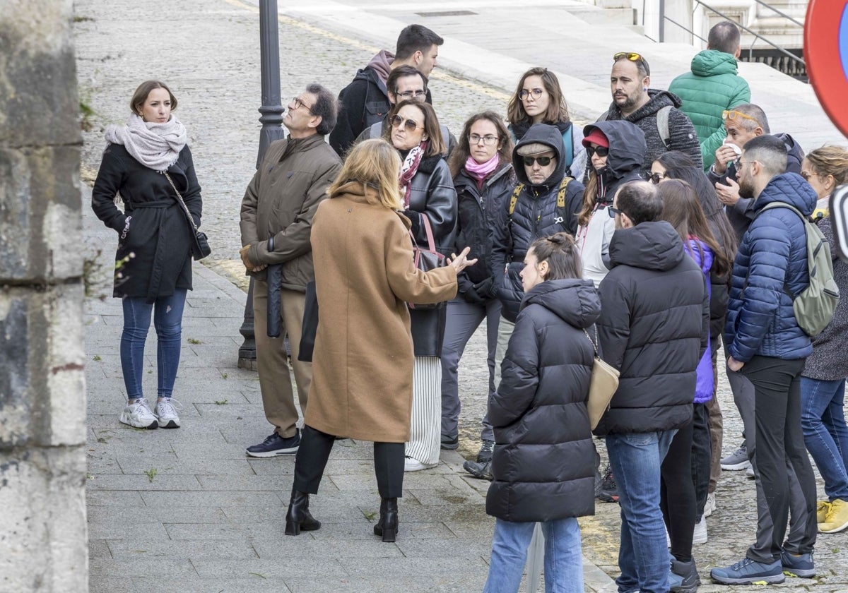 Turistas en las vacaciones de Semana Santa por el centro de Santander.