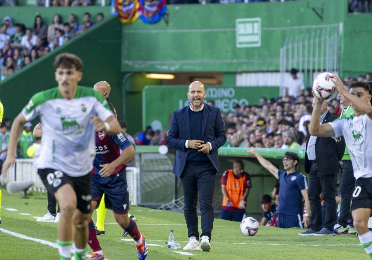 José Alberto grita en el banquillo, durante el partido ante el Levante.