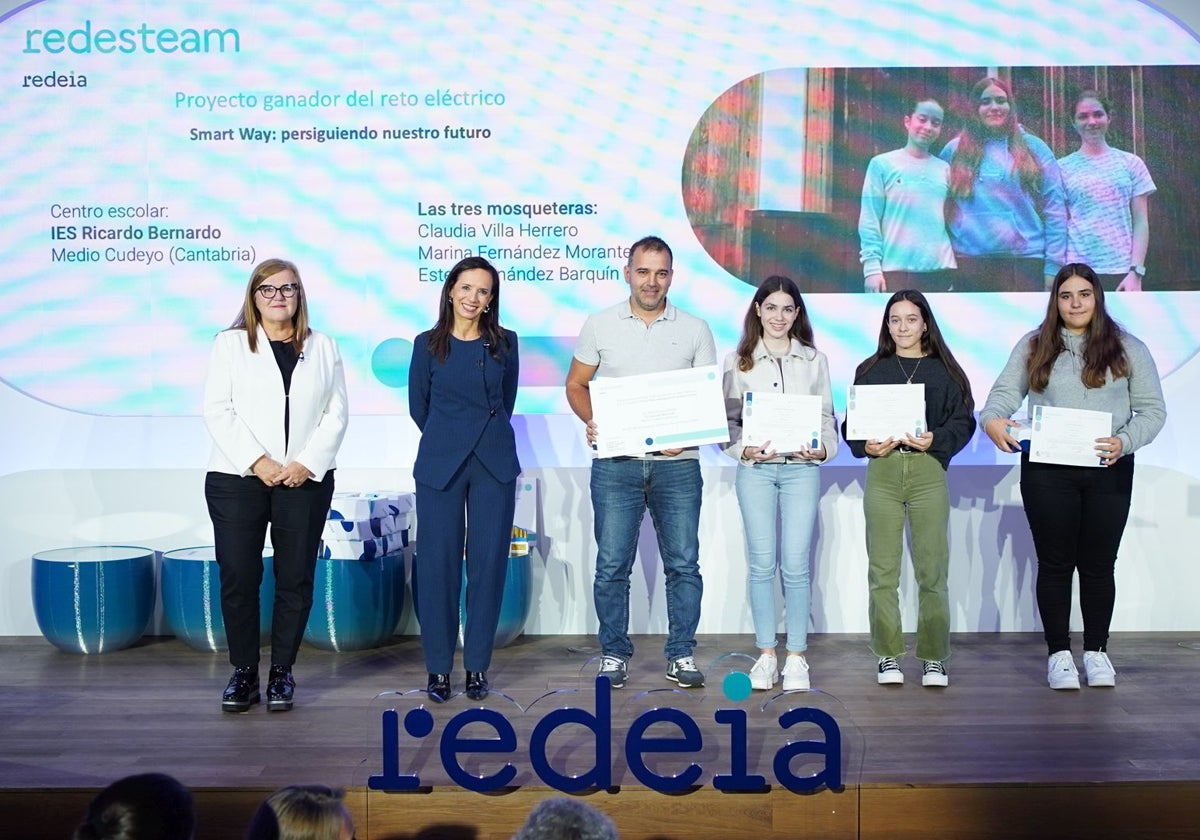 De izquierda a derecha, Teresa Riesgo, secretaria general de Innovación del Ministerio de Ciencia, Innovación y Universidades, Beatriz Corredor, presidenta de Redeia, Rafael Fernández Cuadrado, profesor que ha ayudado a las alumnas en su proyecto, además de Claudia Villa Herrero, Marina Fernández Morante y Estela Fernández Barquín.