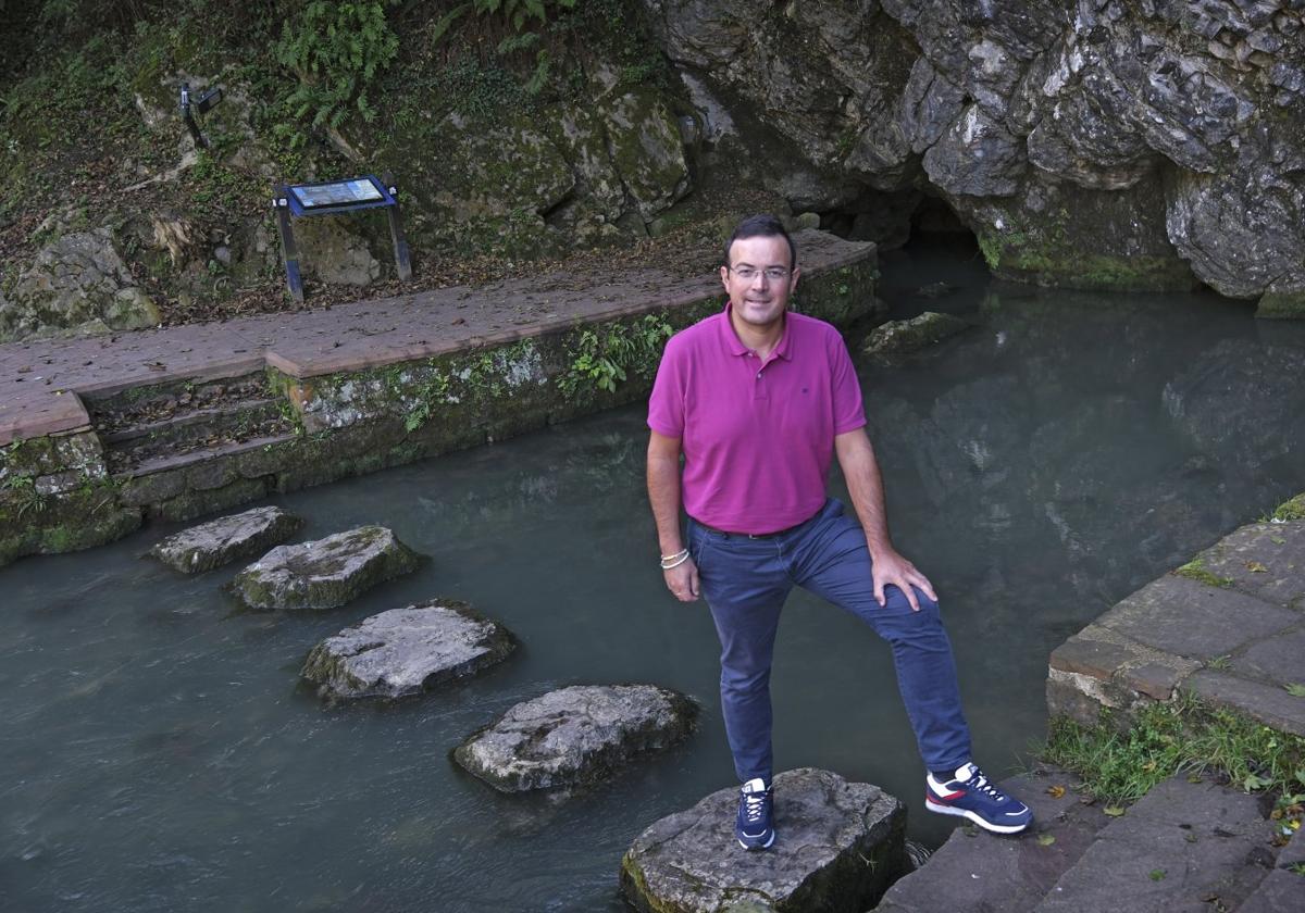 El popular Jaime Díaz en la Fuentona de Ruente, uno de los paisajes más emblemáticos de la zona.