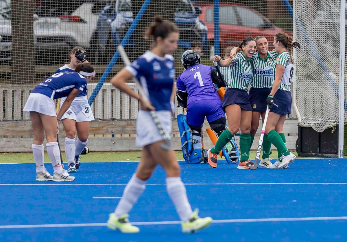 Las jugadoras del Tenis celebran uno de los tantos del partido.