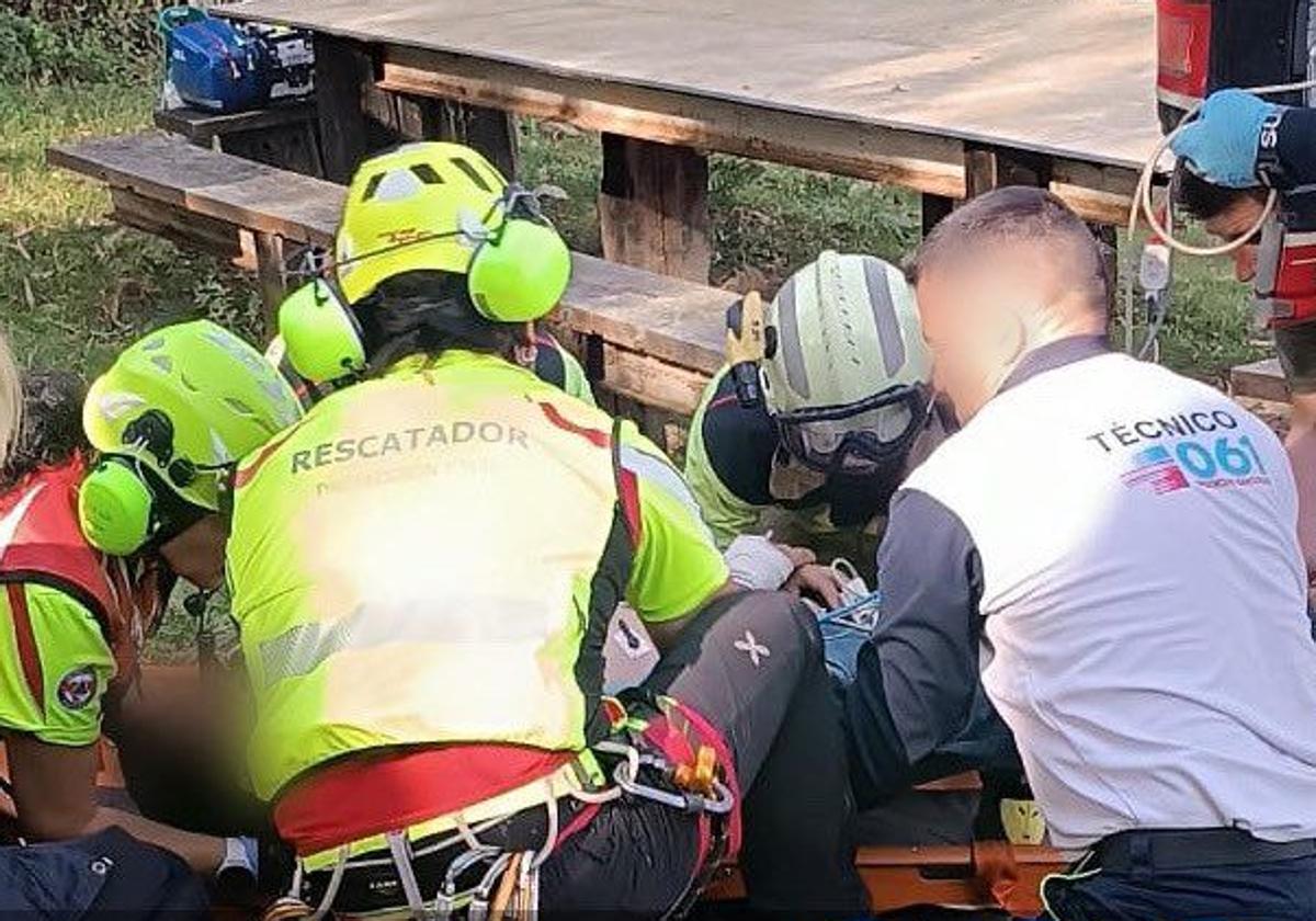 Los rescatadores del Gobierno y los sanitarios atienden al hombre herido en Castro Urdiales.