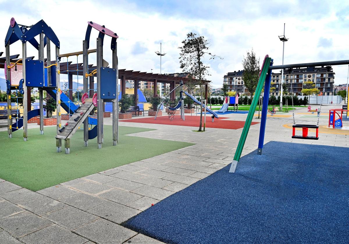 Puesta a punto del parque Manuel García Cuadrado. El Ayuntamiento ha terminado las actuaciones proyectadas en este parque de Peñacastillo, en el que se ha instalado pavimento continuo de caucho en diferentes colores y se ha reformado de forma integral la pista polideportiva.