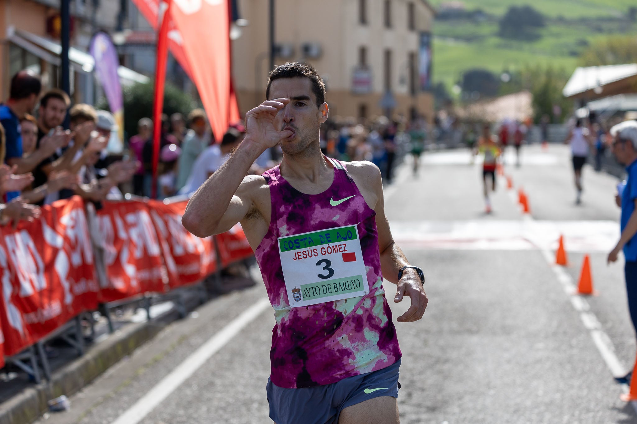 Jesús Gómez entra como ganador en la meta de Ajo.