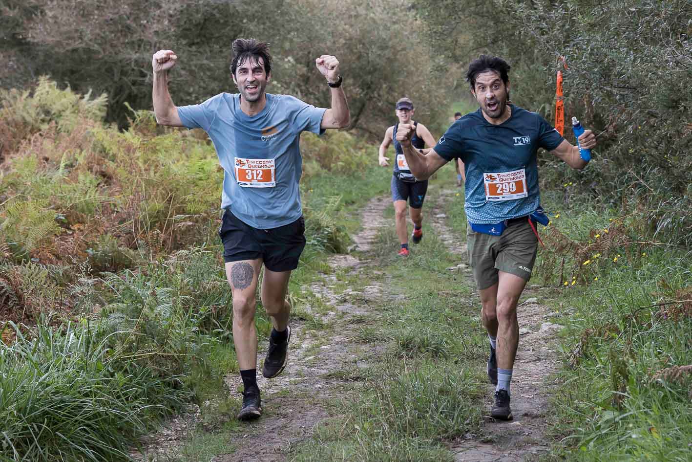 David Gutiérrez (312) y Roberto Rodríguez (299) saludan a cámara en un momento de la carrera.