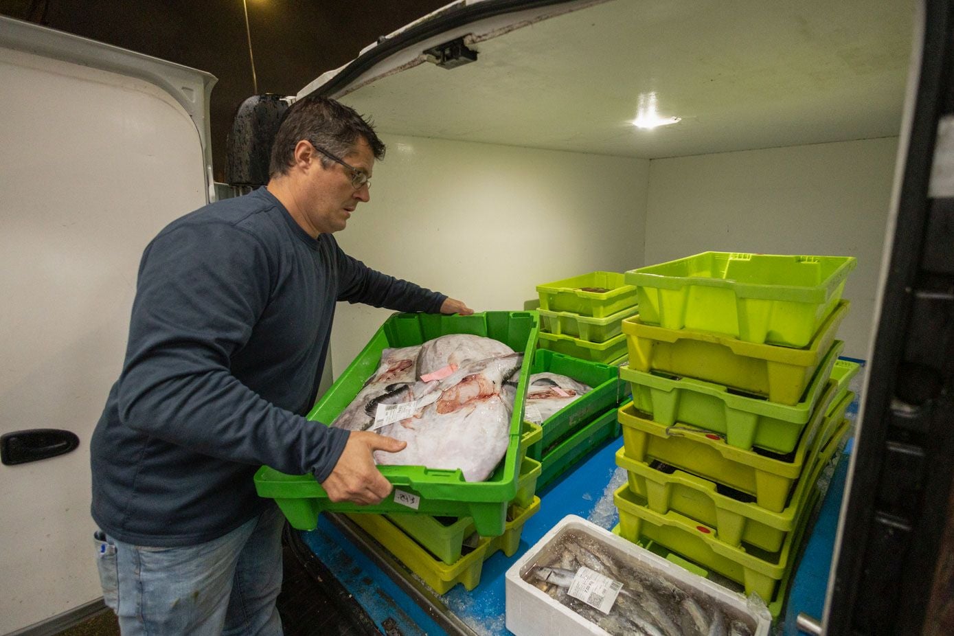 Elegido el pescado, toca cargarlo en la furgoneta