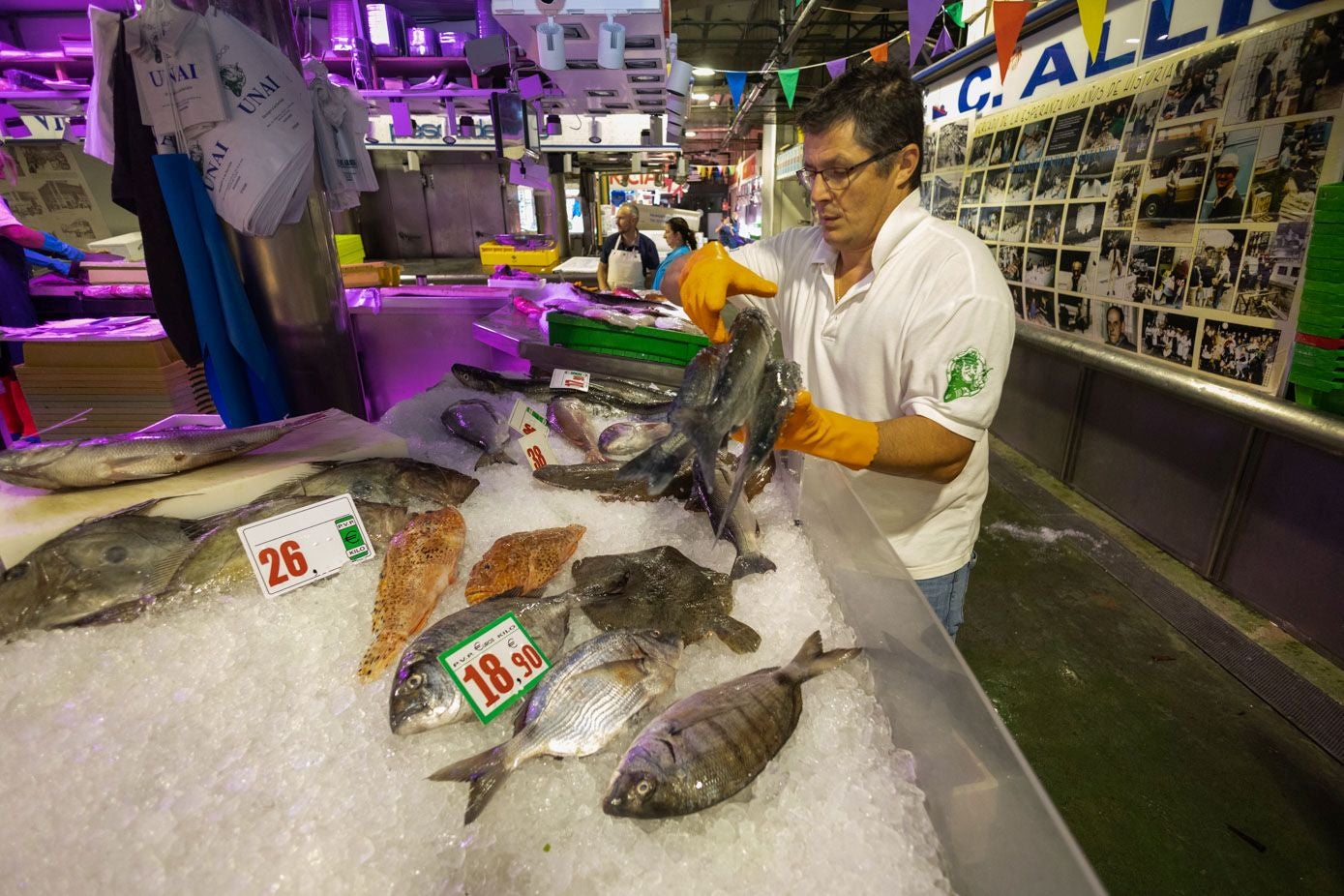 Unai ultima el escaparate, algo esencial, ya que es lo que le va a entrar a los compradores por el ojo y puede ser decisivo a la hora de conseguir vender más pescado durante la mañana. 