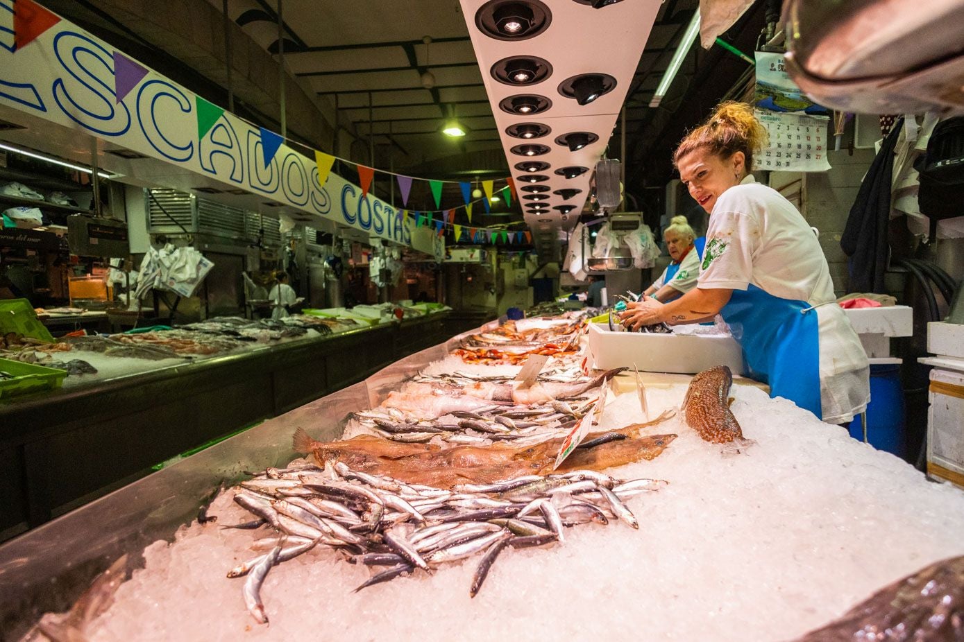 Cuantos más mostradores se tiene en el Mercado de la Esperanza, más gente acude a comprar al puesto. «Es un error pensar lo contrario», dice Unai