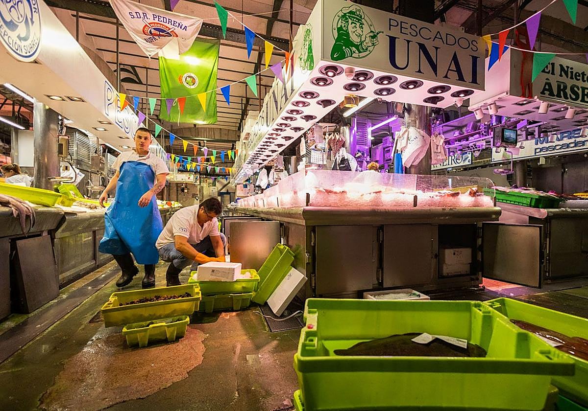 Así es el día de un pescadero de La Plaza en Santander