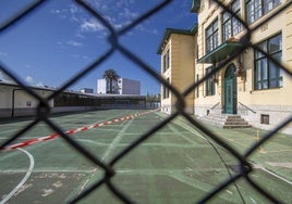 El patio del colegio Menéndez Pelayo, en Santander, clausurado por la aparición de grietas.