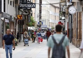 Vecinos caminan por la calle Consolación de Torrelavega, en una imagen de archivo.