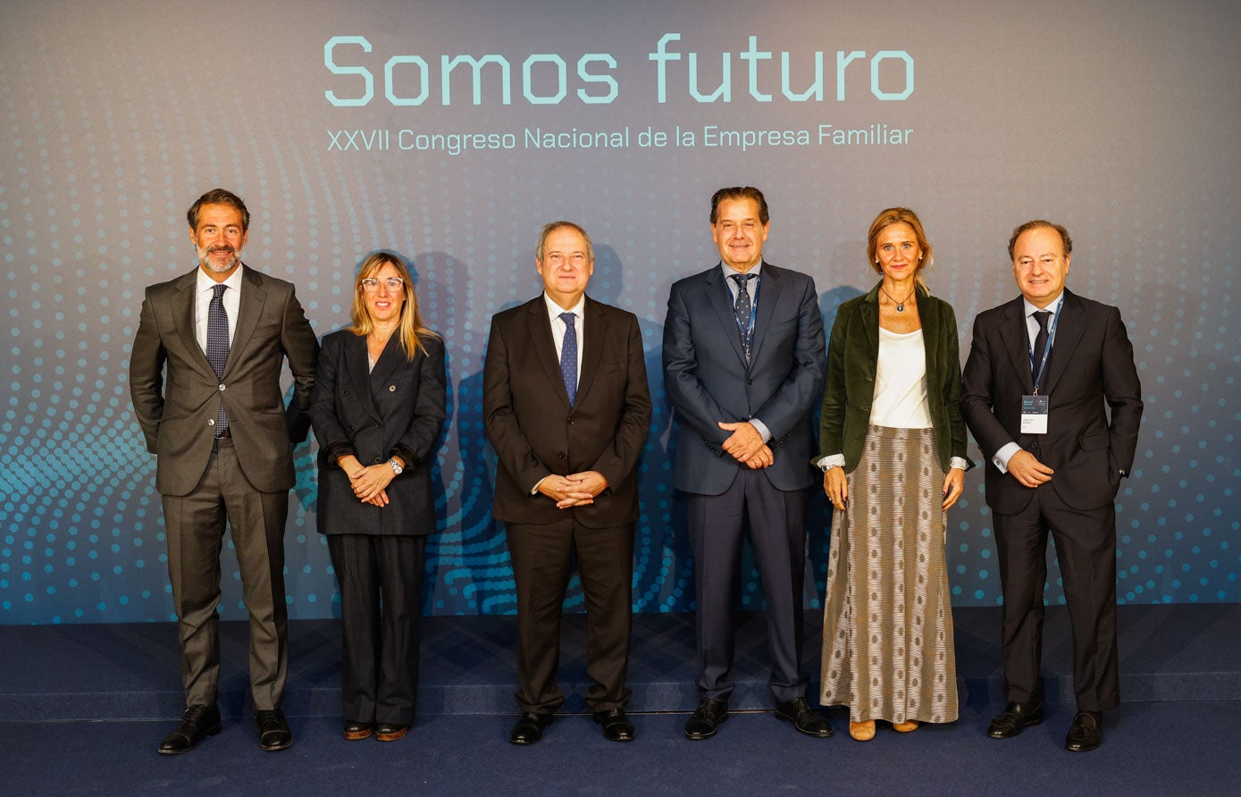 Juanjo Cano, presidente de KPMG en España; Eugenia Gómez de Diego, delegada del Gobierno en Cantabria; Jordi Hereu, ministro de Industria y Turismo; Ignacio Rivera, presidente del IEF; Isabel Puig, directora de Coordinación Institucional de Santander España; y José Luis Blanco, director general del IEF.