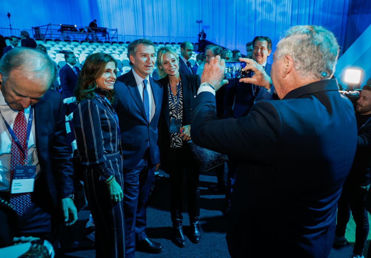 Núñez Feijóo se hace una foto con dos de los asistentes