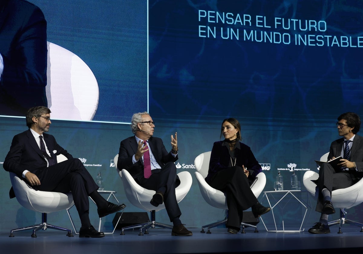 Pablo García-Bedoy, líder de Asuntos Públicos Europa en LLYC; José María de Areilza, secretario general de Aspen Institute España y director de la revista Política Exterior; y Rocío Martínez-Sampere, directora de la Fundación Felipe González.