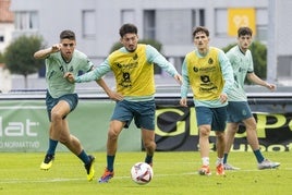 Íñigo Sainz-Maza pugna con Unai Vencedor en un entrenamiento reciente.