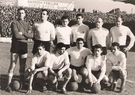 Un equipo racinguista de la temporada 1960-61. De izquierda a derecha, Arbe, Santamaría, Pellejero, Miera, Pallás y Ramos. Agachados, Zaballa, García, Sampedro, Odriozola y Yosu.