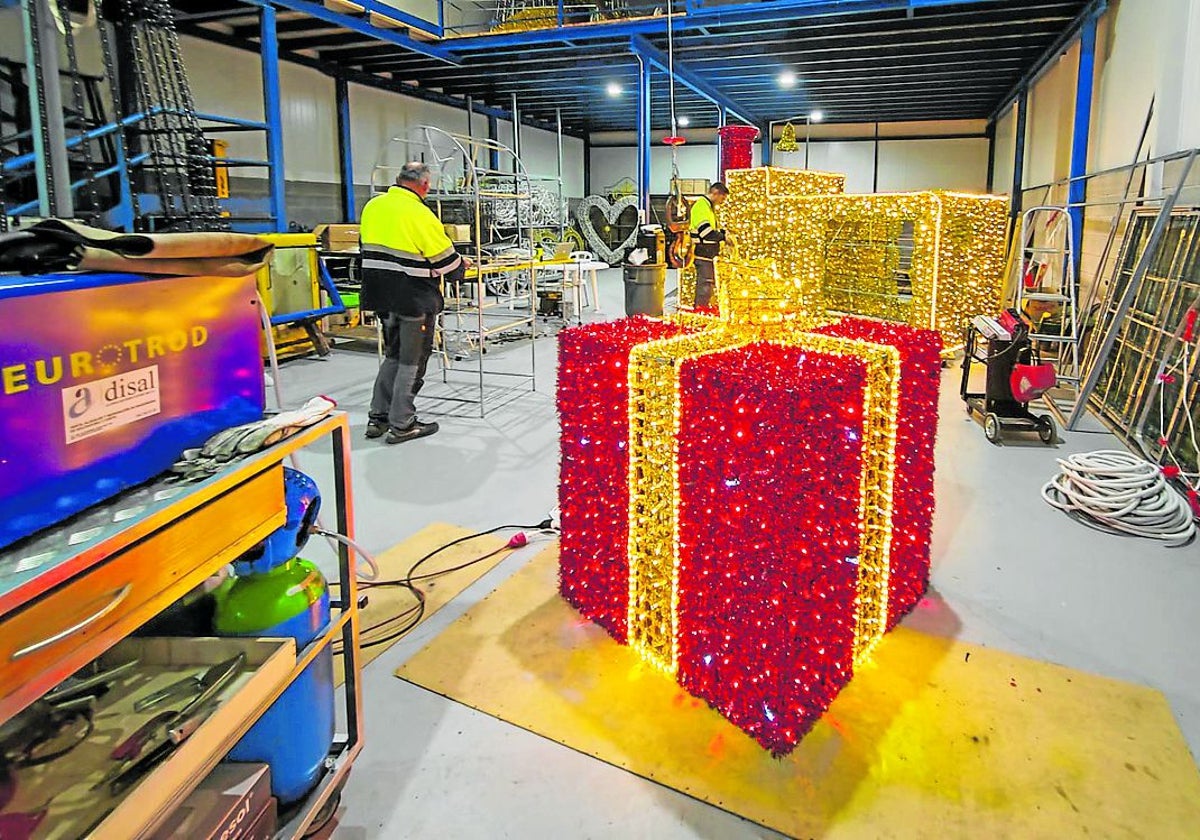 El electricista de Parbayón da forma a sus ideas en su taller ya lleno de luces.