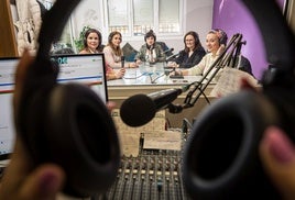 Un grupo de mujeres durante un programa de radio.