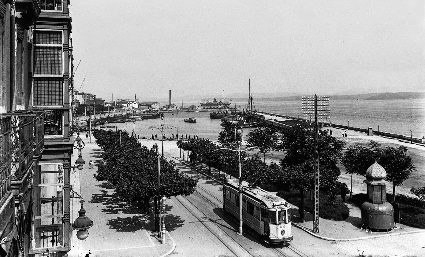 Fotografía antigua de Santander, con el tranvía a su paso por el Paseo Pereda, publicada en el libro 'Santander 1875-1930' de Rafael Gutiérrez-Colomer Sánchez.