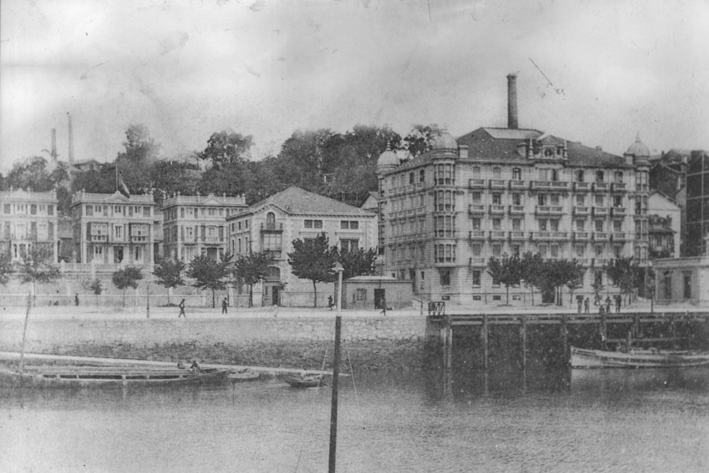 Hasta finalizar el siglo XIX, cualquier barco o vela que quisiera fondear en Santander tenía que hacerlo en la conocida como dársena de la Ribera, donde hoy se encuentra la plaza de Alfonso XIII y los jardines de Pereda. La Dársena de Molnedo llegó para sustituir a la antigua.